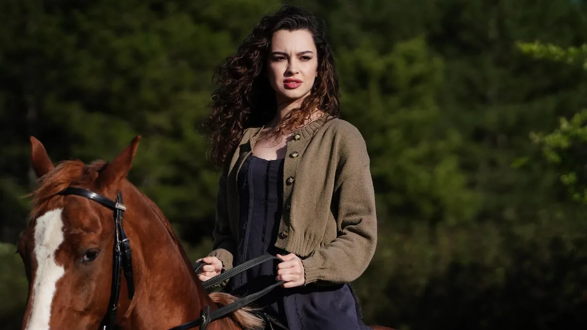 Bir Gece Masalı’nın Canfeza’sı Su Burcu Yazgı Coşkun eski yarış atı Enopi ile göz doldurdu!