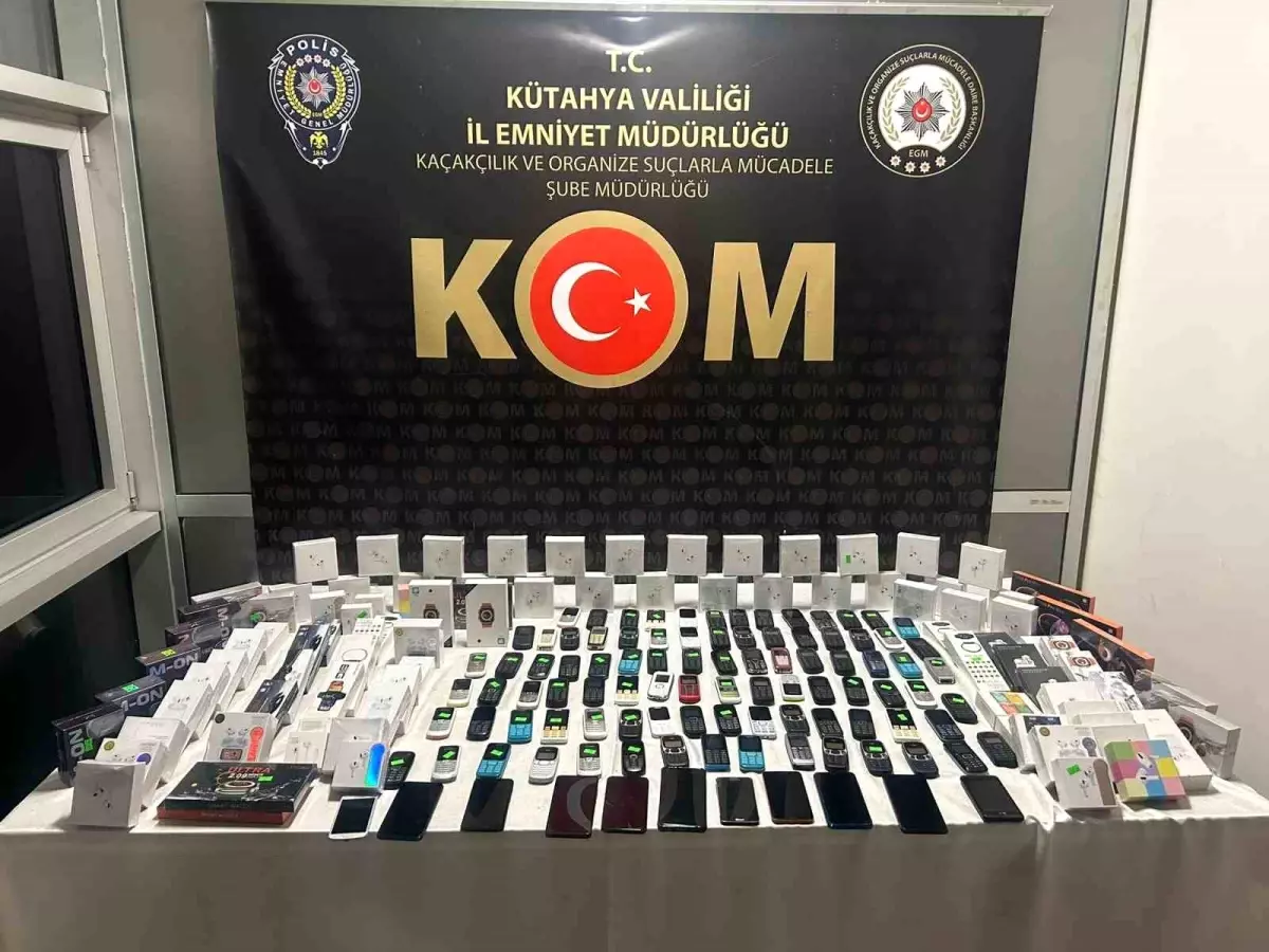 Kütahya’da Kaçak Telefon ve Saat Ele Geçirildi