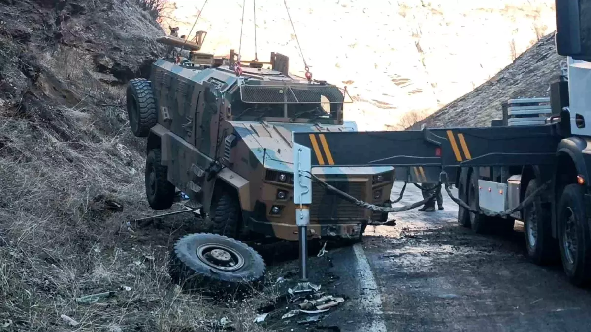 Uludere’de Askeri Araç Devrildi: 2 Yaralı