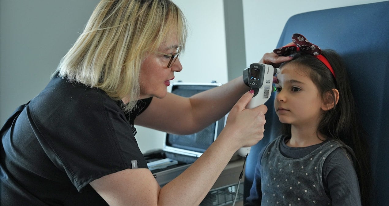 Çocuğunuzun gözünde kayma mı var? Bu belirtiyi ihmal etmeyin!