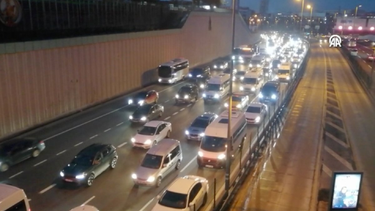İstanbul’da kar yağışı başladı: Trafikte yoğunluk yaşanıyor