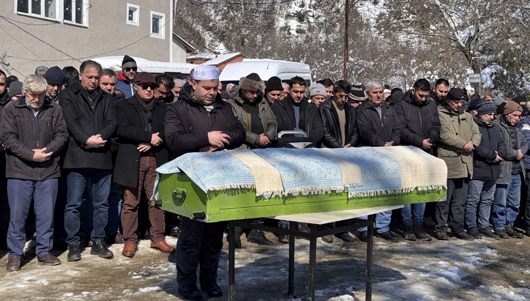 Kar temizlerken kalp krizi geçirdi: Hayatını kaybeden öğretmen defnedildi (Zonguldak Haberleri)