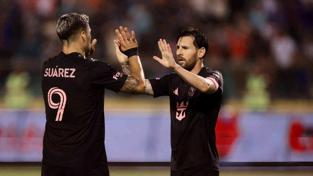 Lionel Messi ve Luis Suarez’e ense tutma cezası
