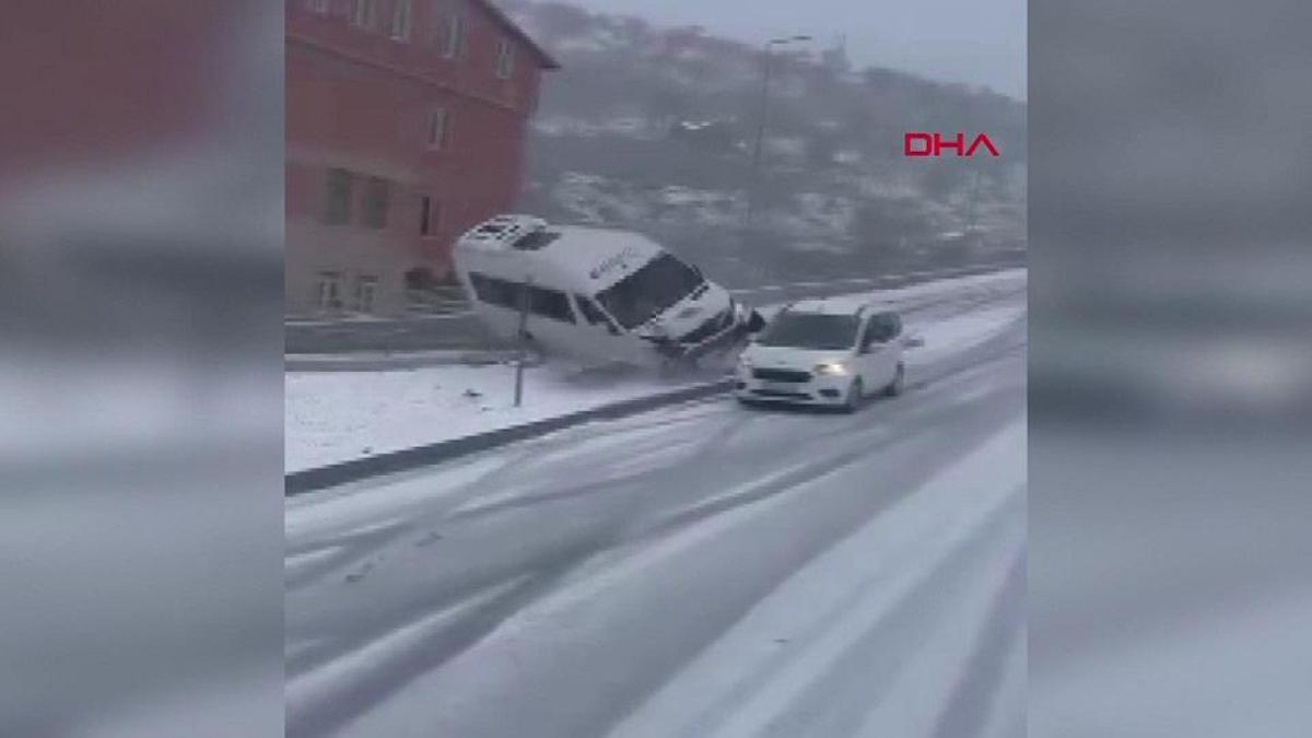 O anlar kamerada: Kayseri’de kar yağışı şiddetini artırdı, minibüs böyle devrildi!
